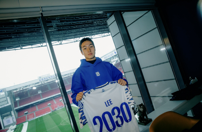  Fullback European fans! Lee Kyung-hyun, born in 2007, signed a contract with Denmark's prestigious Copenhagen by 2030...The work of Agent Yang Minhyuk