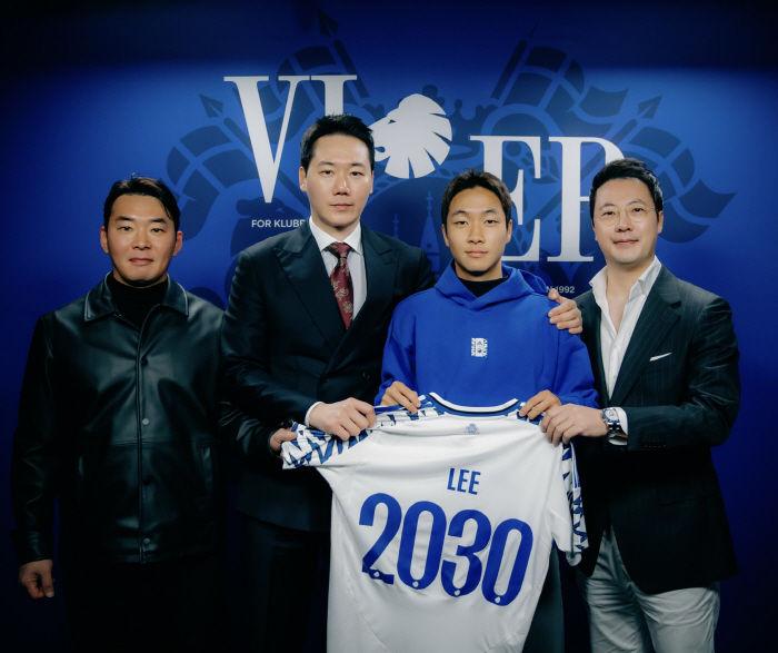  Fullback European fans! Lee Kyung-hyun, born in 2007, signed a contract with Denmark's prestigious Copenhagen by 2030...The work of Agent Yang Minhyuk