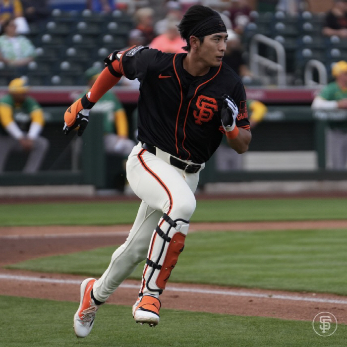 The SF club, the grandson of the wind who met the water, was also excited. Lee Jung-hoo took off his helmet and ran a double to get on base for 11 consecutive games