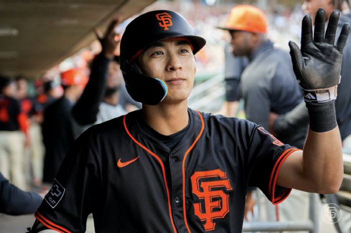 The SF club, the grandson of the wind who met the water, was also excited. Lee Jung-hoo took off his helmet and ran a double to get on base for 11 consecutive games