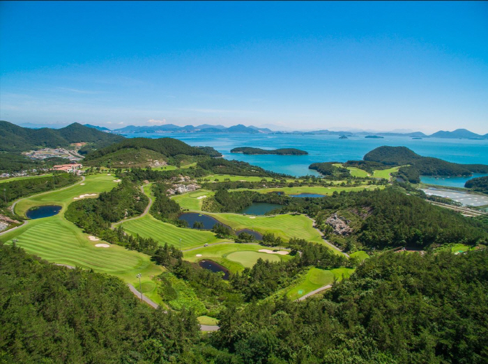 The strongest women's golf club is Mediheal? 27-hole expansion Yeosu The Ocean C.C. hosts Sinbi Zoo and The Ocean Cup golf club competition with ANEW GOLF