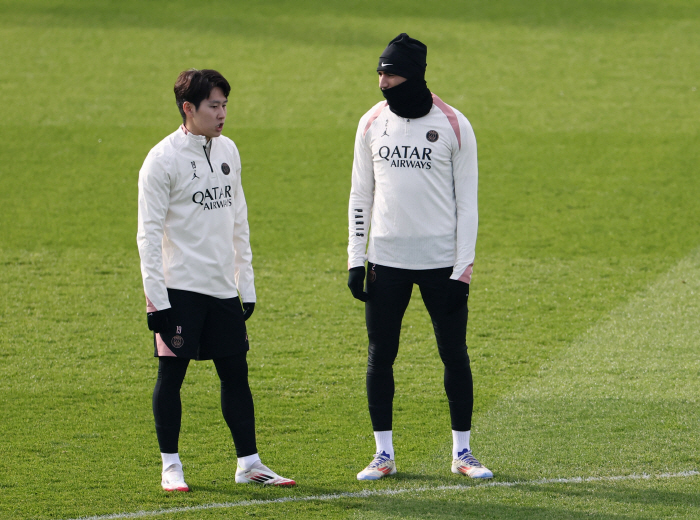  PSG Lee Kang-in stands on the bench in the second away game in Liverpool