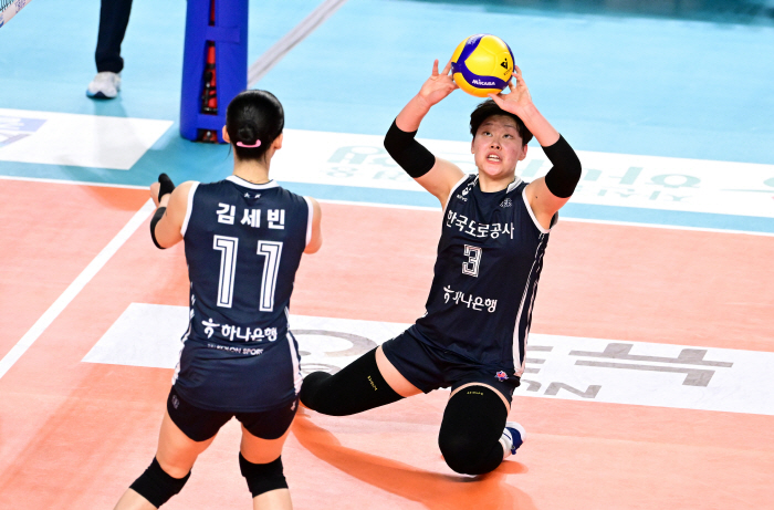 Victory made by a 19-year-old rookie setter → 6 consecutive wins in the second half! Korea Expressway Corporation caught GS Caltex after a full set battle 