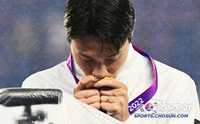 The world's happiest man right now, crybaby Baek Seung-ho's one-step retreat strategy was right...First goal of the season → On the verge of promotion to the championship