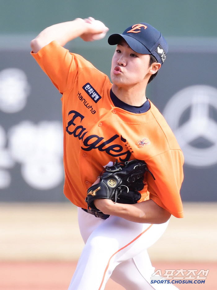 The 18-year-old stone Buddha's birth expression is not changed, and the crisis of losing points is removed. Hanwha's No. 1 rookie Jung Woo-ju, 153km fastball 