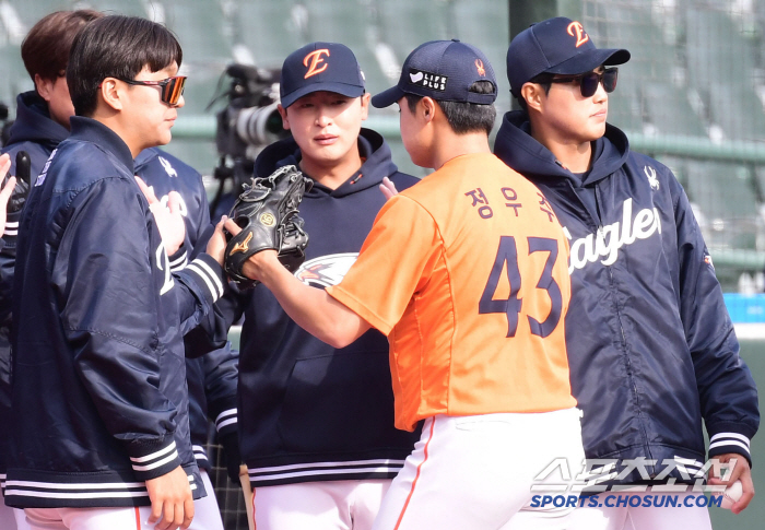 The 18-year-old stone Buddha's birth expression is not changed, and the crisis of losing points is removed. Hanwha's No. 1 rookie Jung Woo-ju, 153km fastball 