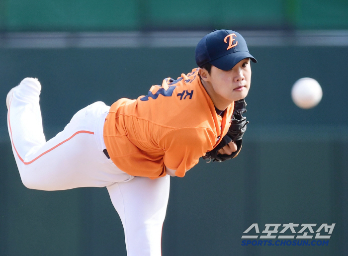 The 18-year-old stone Buddha's birth expression is not changed, and the crisis of losing points is removed. Hanwha's No. 1 rookie Jung Woo-ju, 153km fastball 