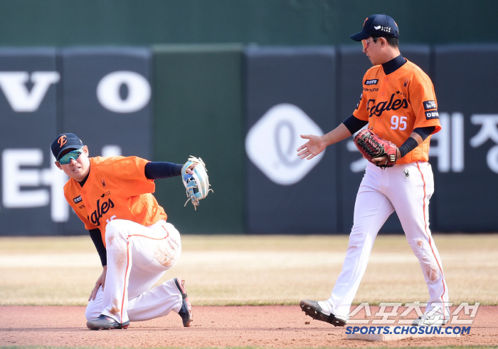 The 18-year-old stone Buddha's birth expression is not changed, and the crisis of losing points is removed. Hanwha's No. 1 rookie Jung Woo-ju, 153km fastball 