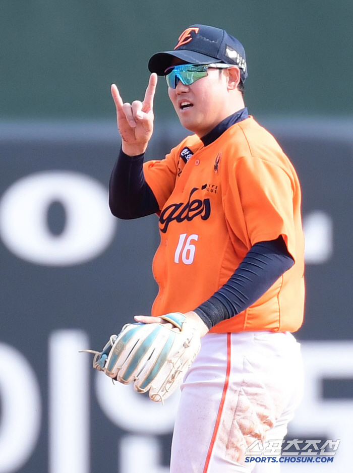 The 18-year-old stone Buddha's birth expression is not changed, and the crisis of losing points is removed. Hanwha's No. 1 rookie Jung Woo-ju, 153km fastball 