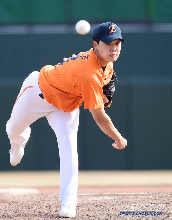 The 18-year-old stone Buddha's birth expression is not changed, and the crisis of losing points is removed. Hanwha's No. 1 rookie Jung Woo-ju, 153km fastball 