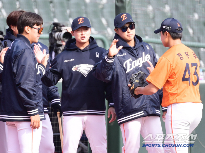 The 18-year-old stone Buddha's birth expression is not changed, and the crisis of losing points is removed. Hanwha's No. 1 rookie Jung Woo-ju, 153km fastball 