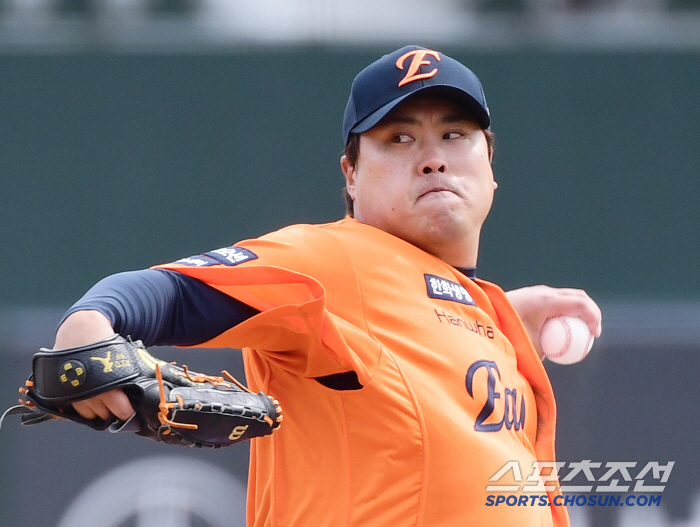 Hwang Young-mook X Ha Joo-seok ML-class defense, Hanwha saved! Ryu Hyun-jin will start → Three home runs in the middle of the day...a 3 to 3 draw 