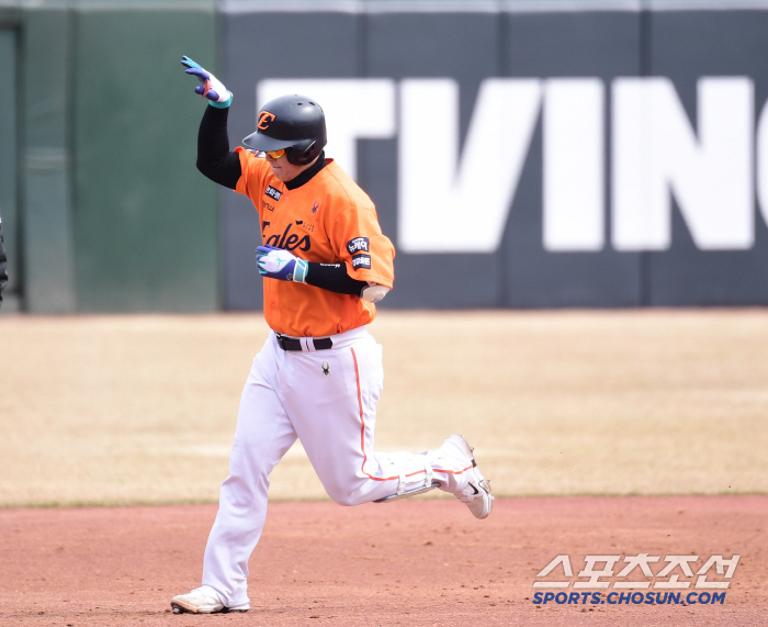 Hwang Young-mook X Ha Joo-seok ML-class defense, Hanwha saved! Ryu Hyun-jin will start → Three home runs in the middle of the day...a 3 to 3 draw 