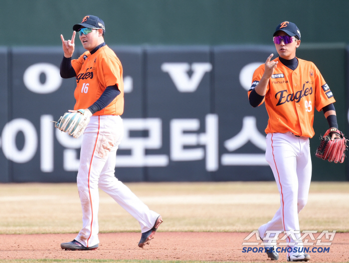 Hwang Young-mook X Ha Joo-seok ML-class defense, Hanwha saved! Ryu Hyun-jin will start → Three home runs in the middle of the day...a 3 to 3 draw 