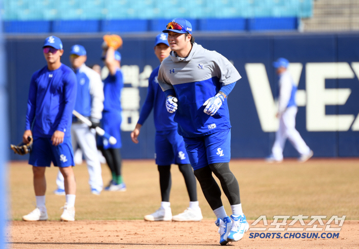 Is it okay to be this warm? Koo Ja-wook, Park Byung-ho, Diaz, Kang Min-ho, Kim Heon-gon, warm Lions training site 