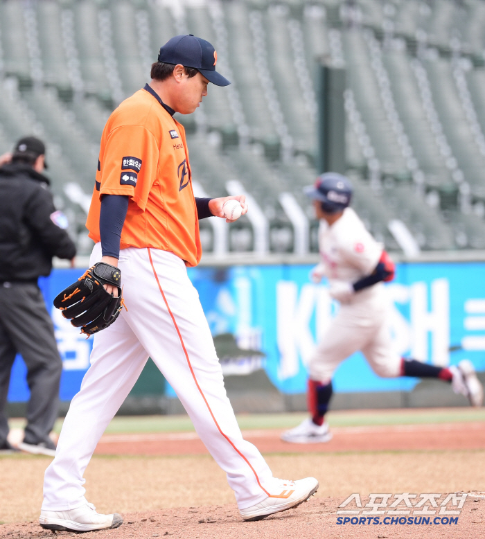 Junwoo threw the bat! Ryu Hyun-jin's First Home Run Gift of the Year...145km fastball hit 