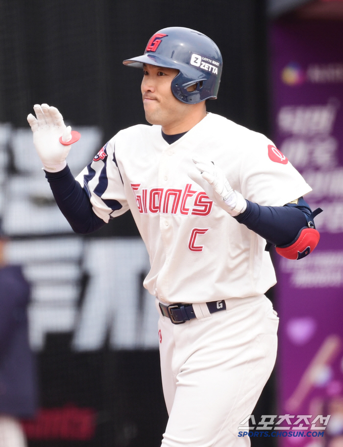 Junwoo threw the bat! Ryu Hyun-jin's First Home Run Gift of the Year...145km fastball hit 