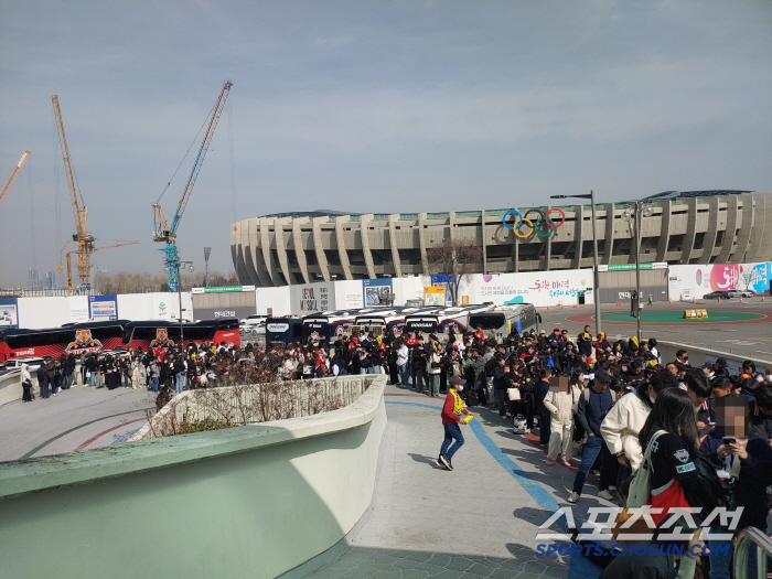 KIA is in Jamsil! 7 o'clock open run is crazy → KIA fans living in Seoul lined up from 7 a.m 