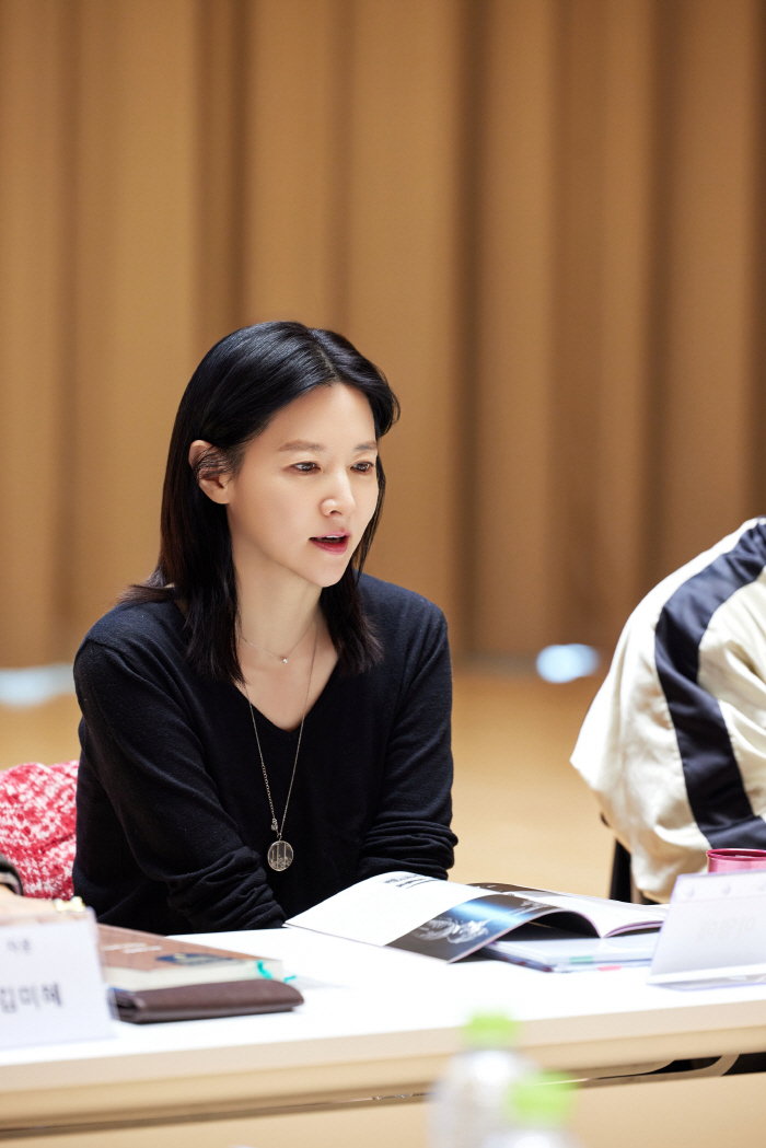 Lee Young-ae's play Hedda Gabler took off the veil..Let's reveal the passionate reading scene for the first time