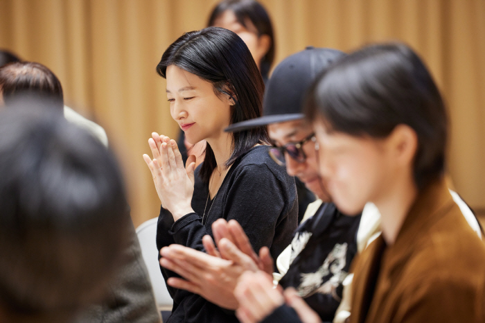 Lee Young-ae's play Hedda Gabler took off the veil..Let's reveal the passionate reading scene for the first time