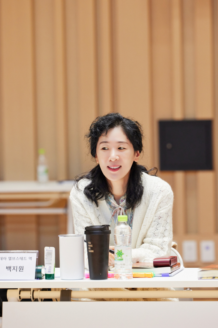 Lee Young-ae's play Hedda Gabler took off the veil..Let's reveal the passionate reading scene for the first time