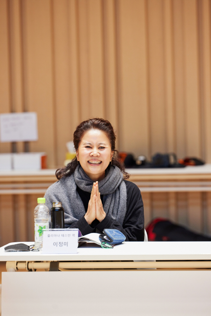 Lee Young-ae's play Hedda Gabler took off the veil..Let's reveal the passionate reading scene for the first time