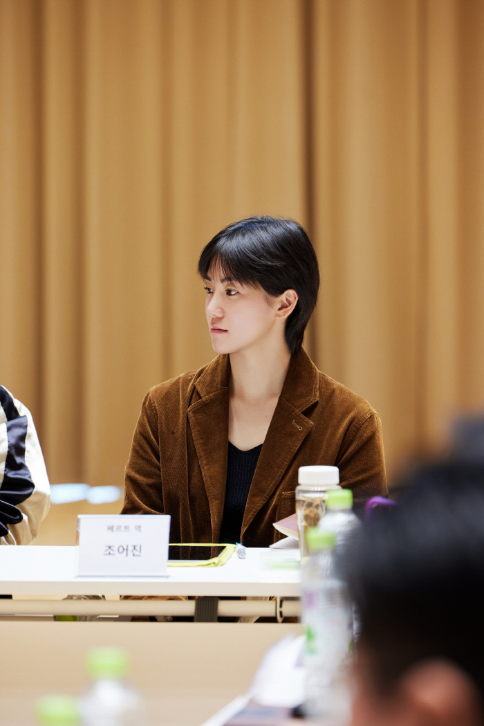 Lee Young-ae's play Hedda Gabler took off the veil..Let's reveal the passionate reading scene for the first time