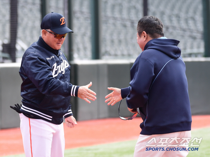 The master and manager Kim Kyung-moon and manager Kim Tae-hyung, who met again, are welcome ahead of their first showdown in this season's exhibition game (Busan site)