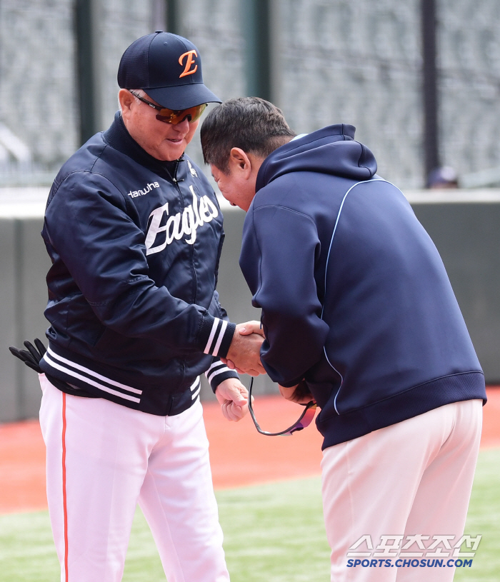 The master and manager Kim Kyung-moon and manager Kim Tae-hyung, who met again, are welcome ahead of their first showdown in this season's exhibition game (Busan site)