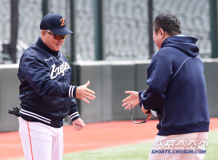 The master and manager Kim Kyung-moon and manager Kim Tae-hyung, who met again, are welcome ahead of their first showdown in this season's exhibition game (Busan site)