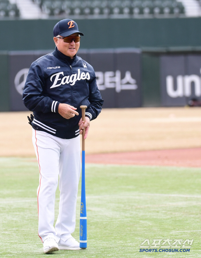 The master and manager Kim Kyung-moon and manager Kim Tae-hyung, who met again, are welcome ahead of their first showdown in this season's exhibition game (Busan site)