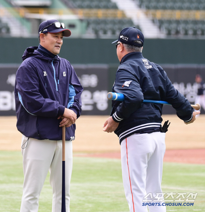 The master and manager Kim Kyung-moon and manager Kim Tae-hyung, who met again, are welcome ahead of their first showdown in this season's exhibition game (Busan site)