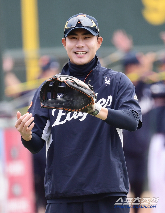 The master and manager Kim Kyung-moon and manager Kim Tae-hyung, who met again, are welcome ahead of their first showdown in this season's exhibition game (Busan site)