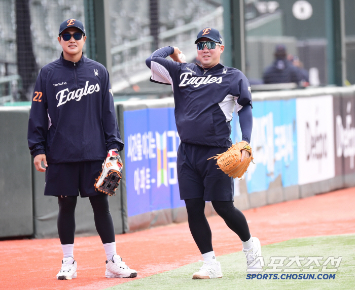 The master and manager Kim Kyung-moon and manager Kim Tae-hyung, who met again, are welcome ahead of their first showdown in this season's exhibition game (Busan site)