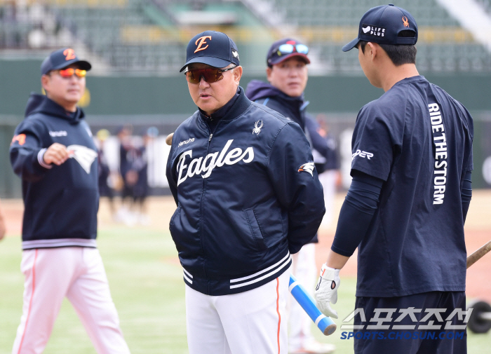 The master and manager Kim Kyung-moon and manager Kim Tae-hyung, who met again, are welcome ahead of their first showdown in this season's exhibition game (Busan site)