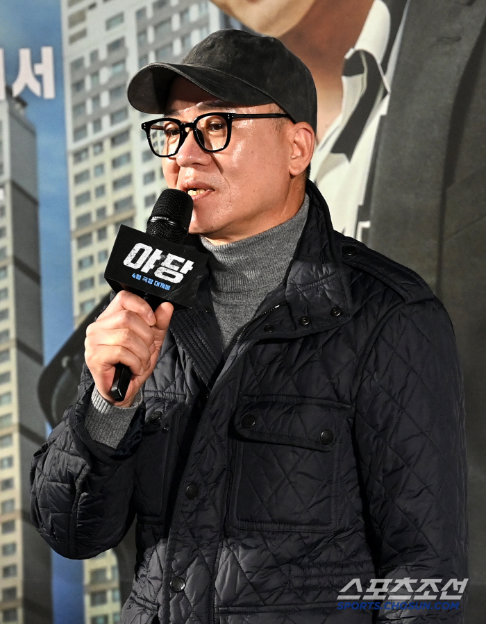 Opposition party director Hwang Byung-kuk is wary of drugs and wants to deliver genre-like exhilaration