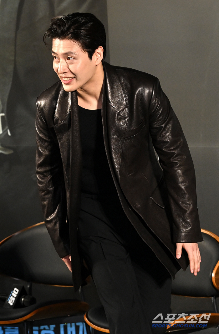  Kang Haneul, say hello with a bright smile first