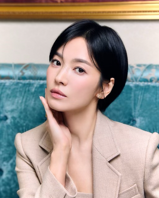 Song Hye-kyo perfectly pulled off her short hair..She's so beautiful with no face shot or humiliation