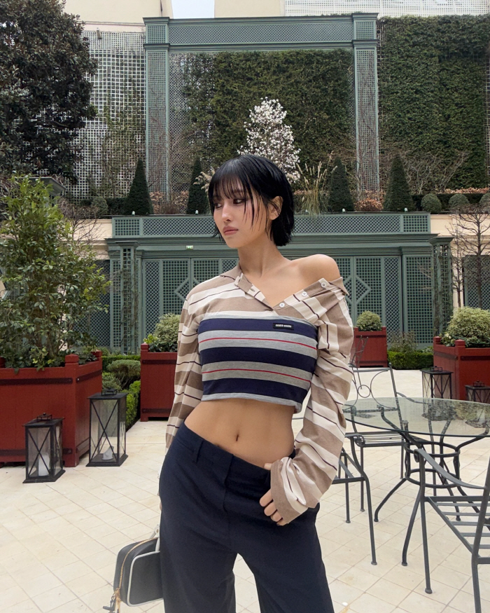 TWICE MOMO revealed her solid abs in her smoky makeup..He's stealing the attention of the waist