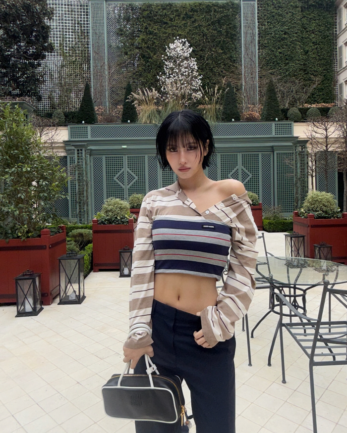 TWICE MOMO revealed her solid abs in her smoky makeup..He's stealing the attention of the waist