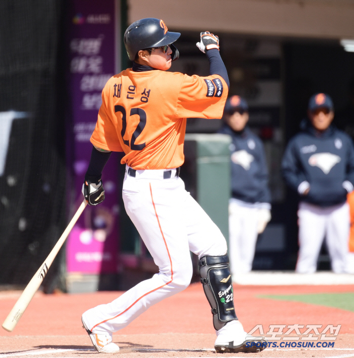 9 billion → 7.2 billion → 7.8 billion Hanwha FA wins! Overpowered Lotte 2-0 in 2 hours and 30 minutes...Scarlet waves of Sajikbeol 