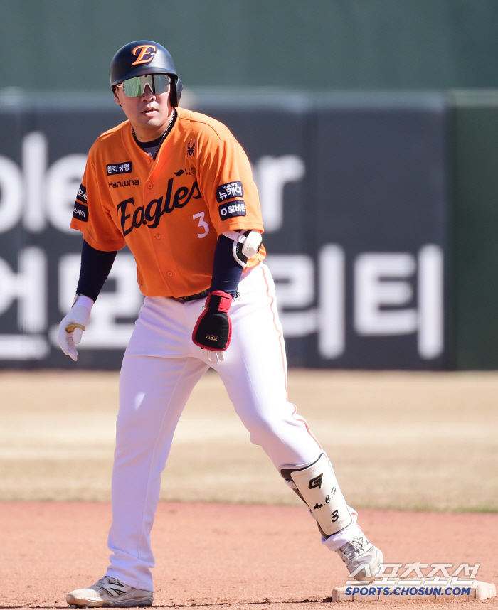 9 billion → 7.2 billion → 7.8 billion Hanwha FA wins! Overpowered Lotte 2-0 in 2 hours and 30 minutes...Scarlet waves of Sajikbeol 