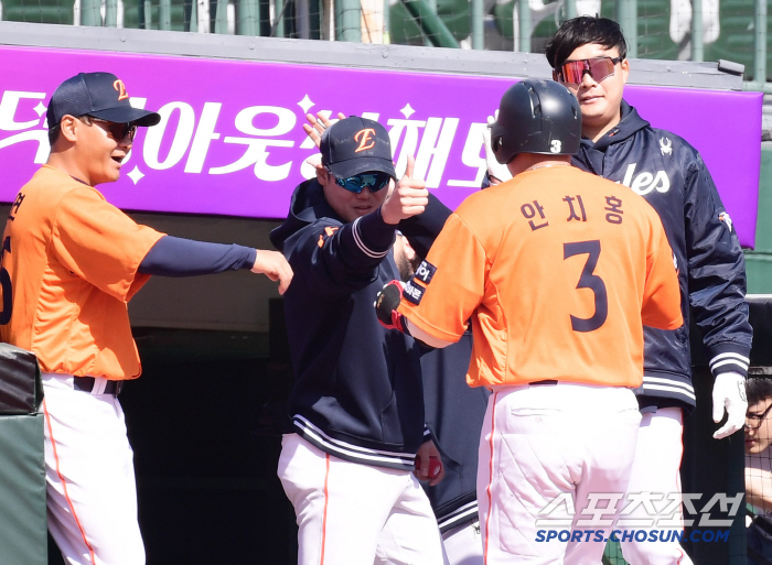 9 billion → 7.2 billion → 7.8 billion Hanwha FA wins! Overpowered Lotte 2-0 in 2 hours and 30 minutes...Scarlet waves of Sajikbeol 