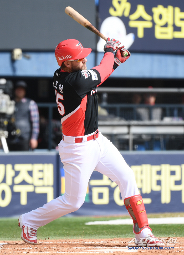 KIA Wizdom finally hit his first home run!! He went over the fence in Jamsil → Ball speed 179.8km distance 116.7m