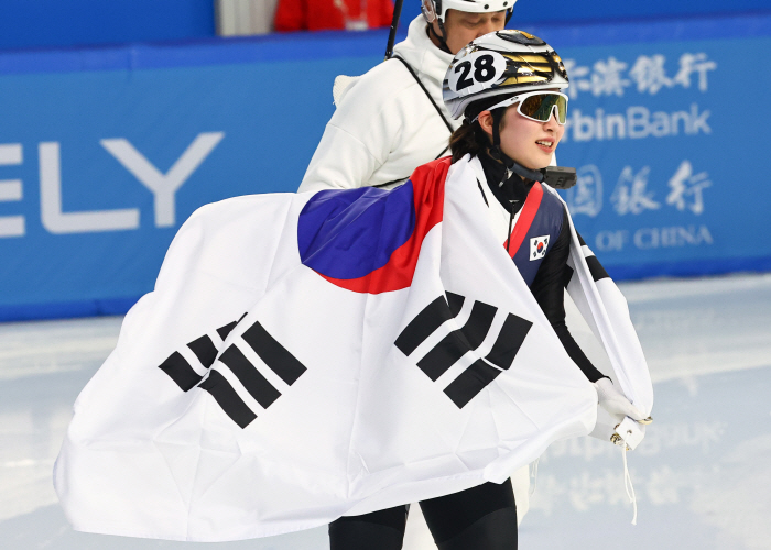 Kim Ki-li, a short track gold medalist in Kim Do-young's true fan ceremony, threw the opening series in Gwangju