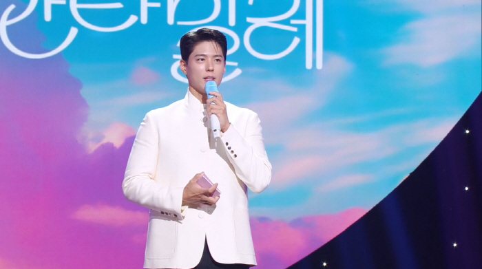Park Bo-gum Impresses with Dance Skills on 'The Seasons' Premiere