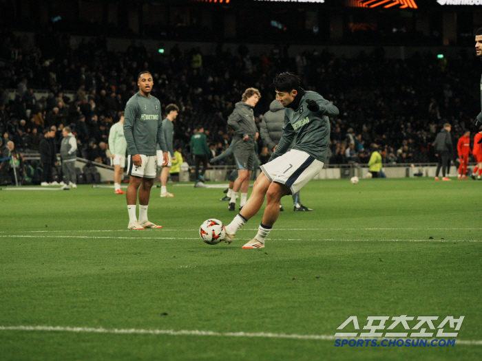  Son Heung-min is pressing Tottenham 10 Alkma in the first half