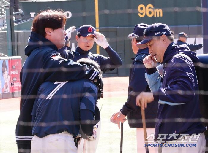 Who is Lotte's junior that Ryu Hyun-jin hugged? Eagle Army Dagger Army Sajik Stadium Manna Plaza (Busan Site)