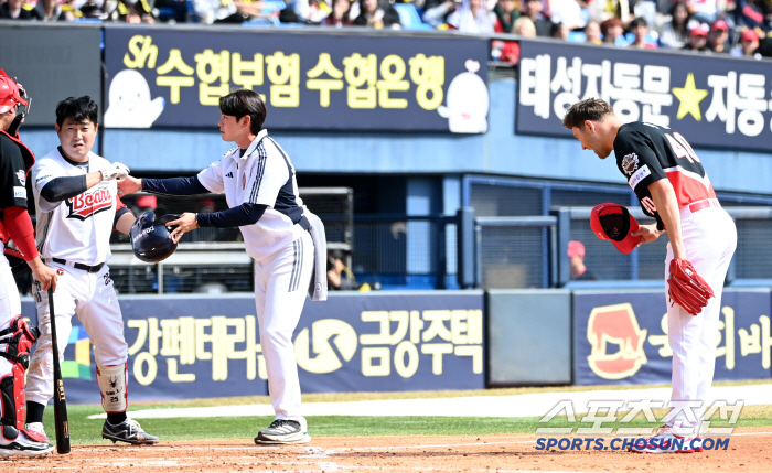 Yang Eui-ji smiled, saying, 'It's okay with nails without hats and dizzying throws.'