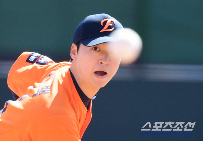 The ball is dancing. 44 balls in five innings is enough. 7.8 billion FA's perfect pitching, Um Sang-baek cleared 5 innings in the second exhibition game (Busan site)